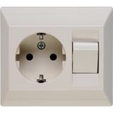 Earthed socket outlet with integrated un