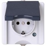 Earthed socket outlet with hinged lid