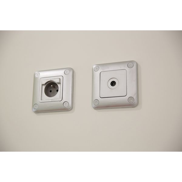 Socket outlet Soliroc - French - 2P + E - automatic terminals no cover - IP 20 image 2