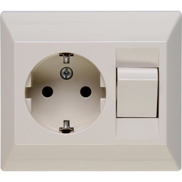 Earthed socket outlet with integrated un image 1