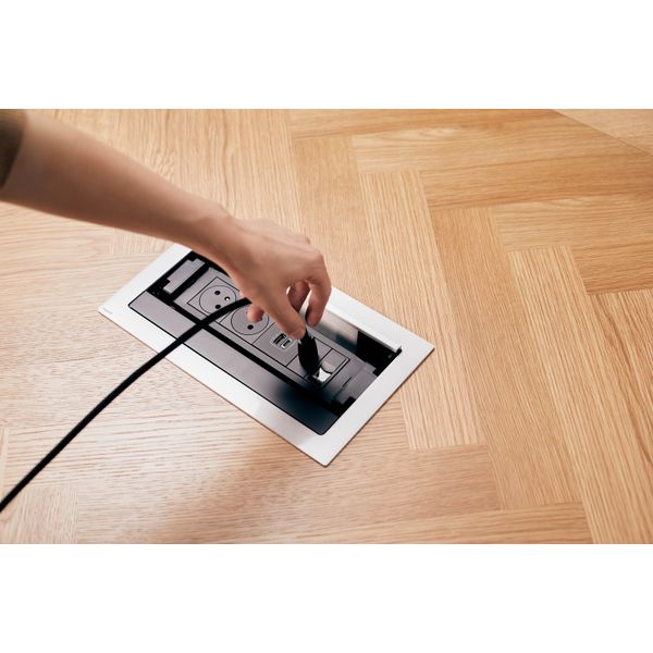 Incara Flip-up equipped with 1 2P+E Surface socket and 1 15W USB Type-A+Type-C charger with cord - 8 metal modules image 1