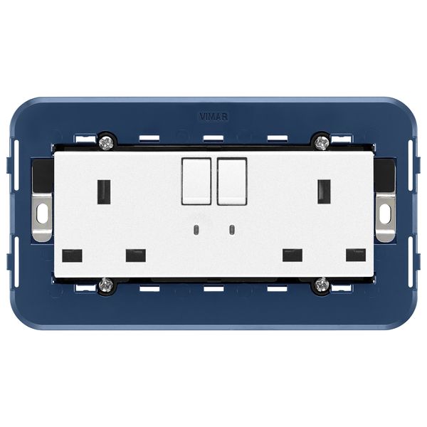 2x2P+E 13A English sockets+pilot white image 1