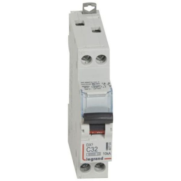 DX³6000 10kA high inlet and low outlet U+N screw circuit breaker 230V~ - 32A - curve C - 1 module image 1